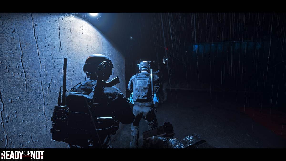 Image d'une ligne de soldats marchant dans l'obscurité avec un mur de ciment éclairé à côté d'eux