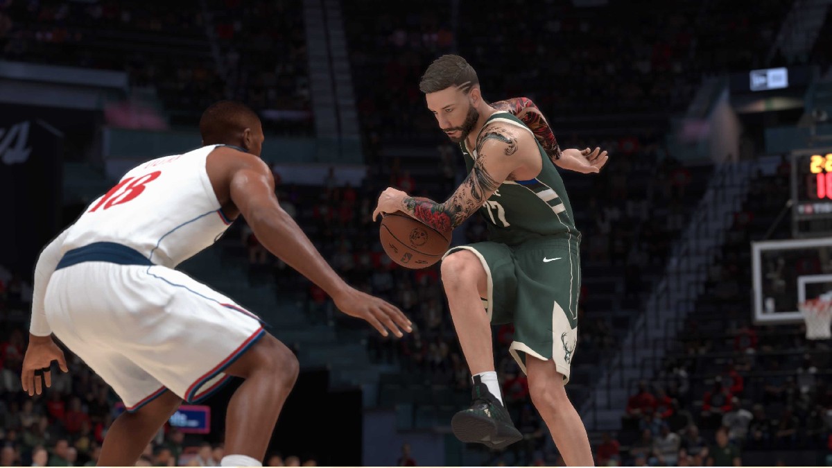 Image de deux joueurs de basket-ball sur le terrain, l'un portant un maillot vert essayant de se déplacer autour d'un autre avec un ballon en main dans NBA 2K25