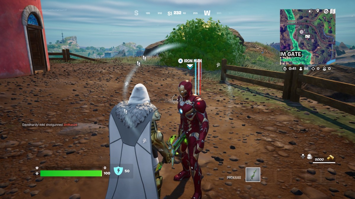 Le PNJ Iron Man dans Fortnite dans le cadre d'un article expliquant comment frapper des adversaires avec des armes austères sur une distance totale accumulée.