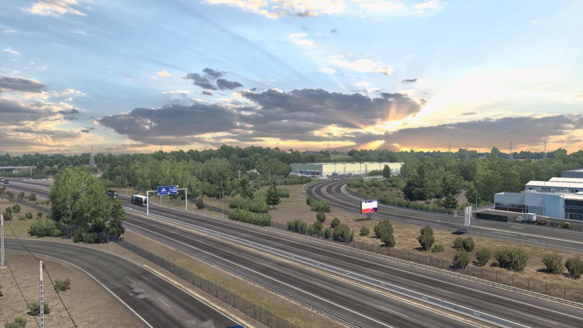 Soleil traversant les nuages ​​au-dessus d'une autoroute. 